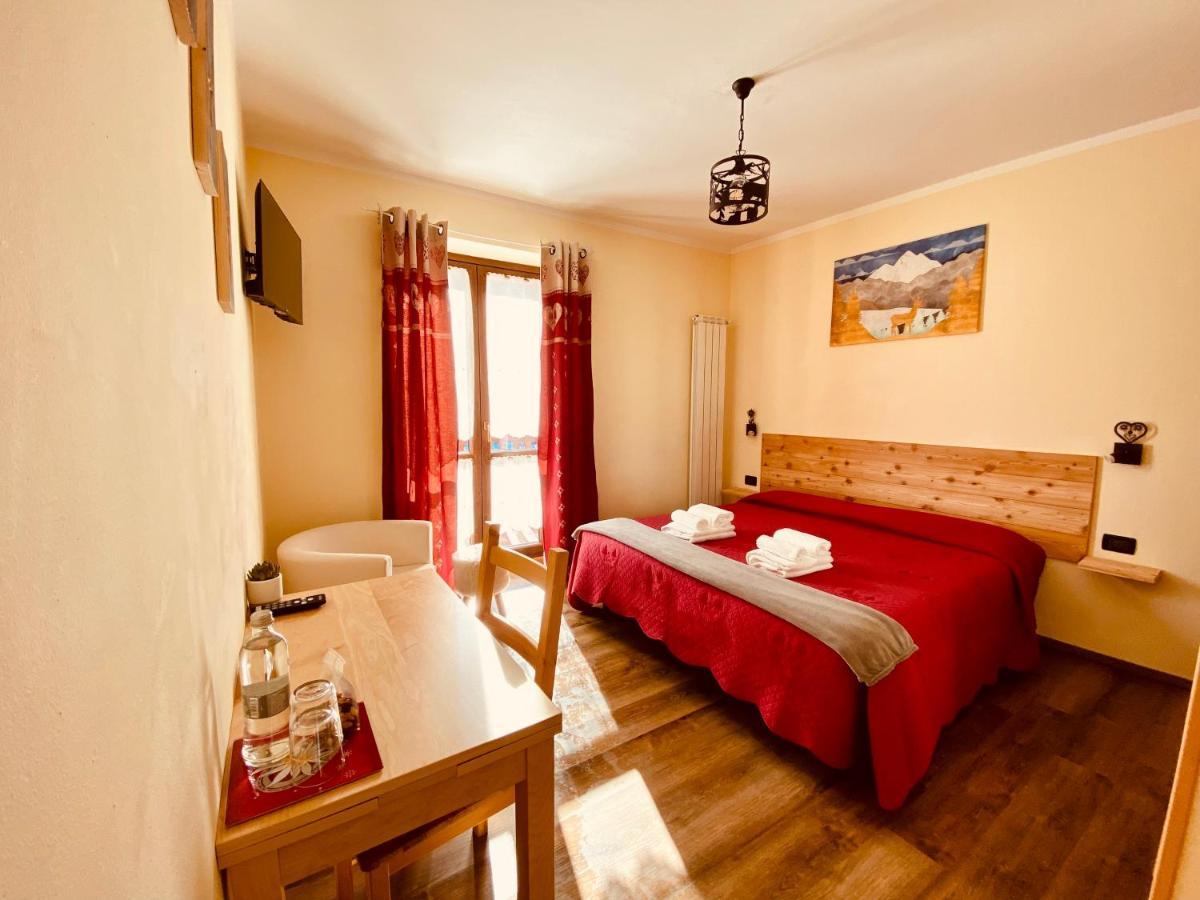 Hotel Piccolo Chalet Claviere Exterior foto