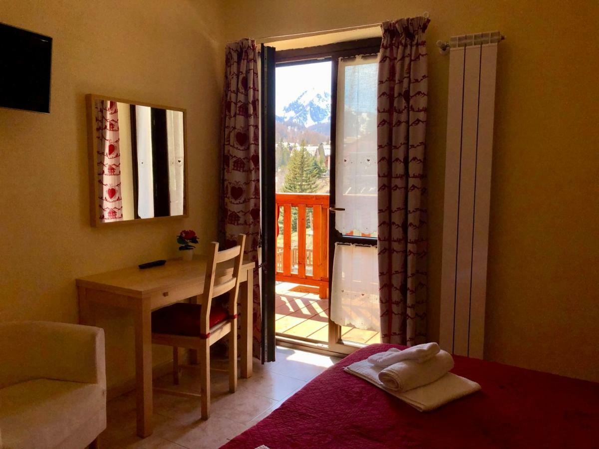Hotel Piccolo Chalet Claviere Exterior foto